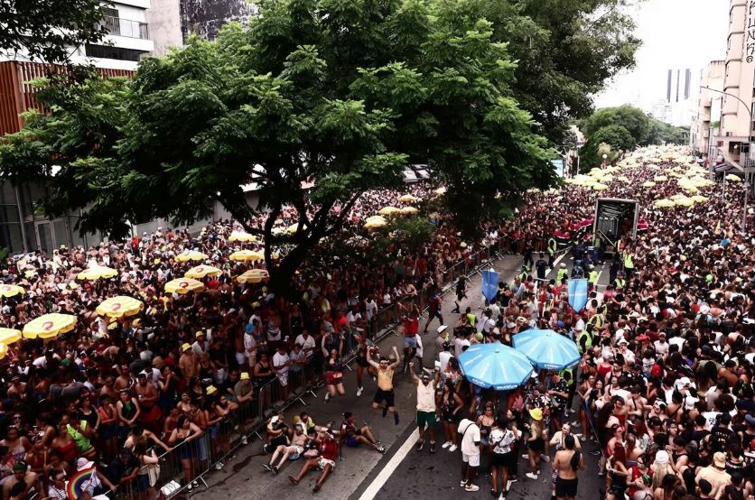 Superlotação marcou os desfiles de megablocos na Rua da Consolação e motivou investigação do Ministério Público.