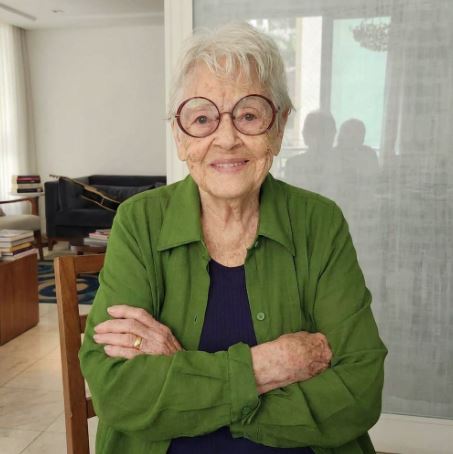 Adélia Prado recebeu alta após três semanas internada e segue recuperação em casa.