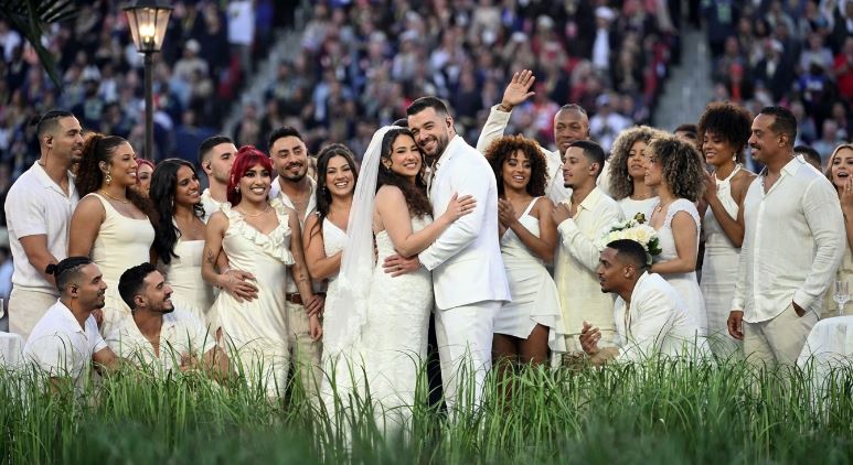 Casal se casa no palco durante o show de Bad Bunny no intervalo do Super Bowl, com participação surpresa de Lady Gaga.