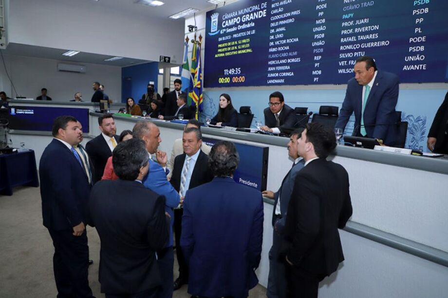 Vereadores de Campo Grande durante sessão que discute veto ao aumento da Taxa do Lixo e outros projetos.
