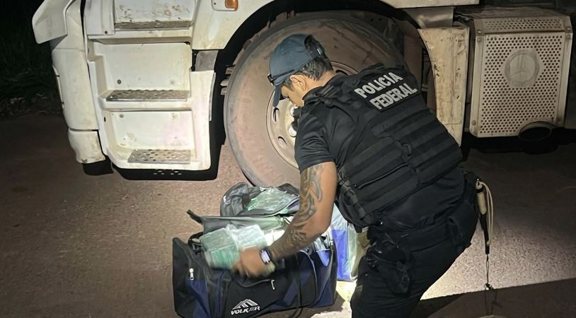 Polícia Federal apreendeu quase 70 kg de cocaína escondidos em caminhão carregado de minério em Terenos.