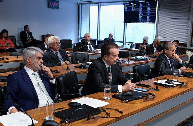 Comissão do Parlasul adia votação do acordo Mercosul-União Europeia após pedido de vista.