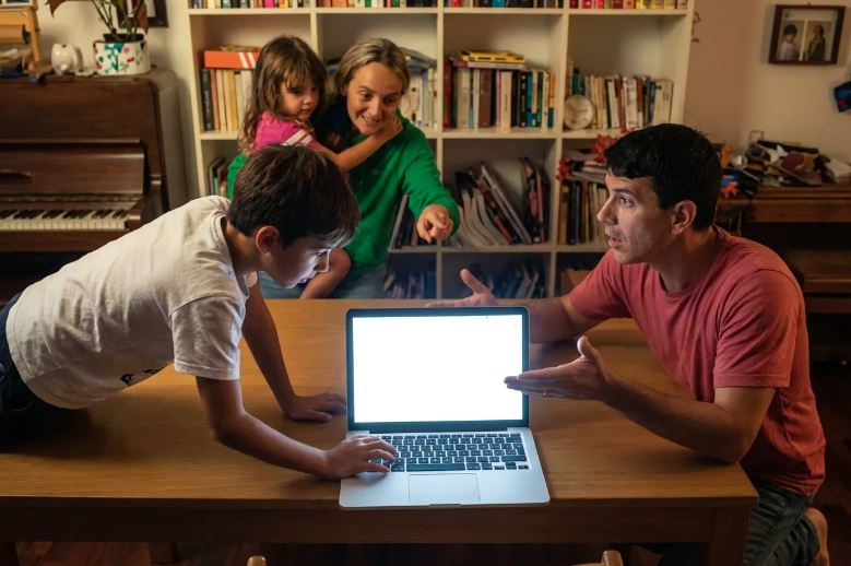Dia da Internet Segura reforça a importância do uso consciente e do diálogo sobre riscos no ambiente digital.