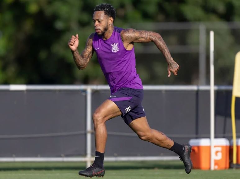 José Martínez no CT Joaquim Grava; volante está com ruptura no ligamento cruzado anterior e pode perder a temporada.