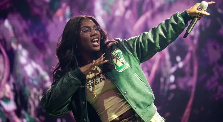 Doechii promete show inédito e garante presença no Lollapalooza Brasil 2026.