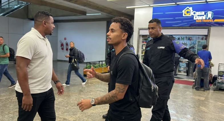 Allan chega a São Paulo para exames médicos e fica perto de ser confirmado como reforço do Corinthians.