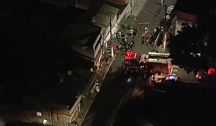 Informações preliminares dos Bombeiros apontam que vazamento de gás pode ter sido a causa da explosão.