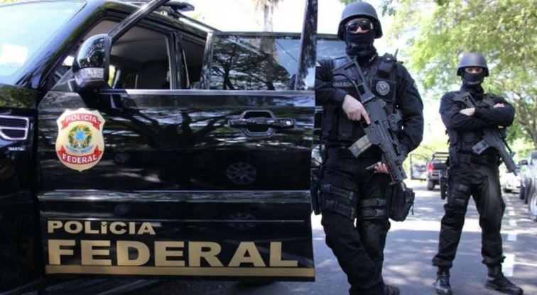 Polícia Federal cumpriu mandados em Santa Catarina na terceira fase da Operação Barco de Papel.