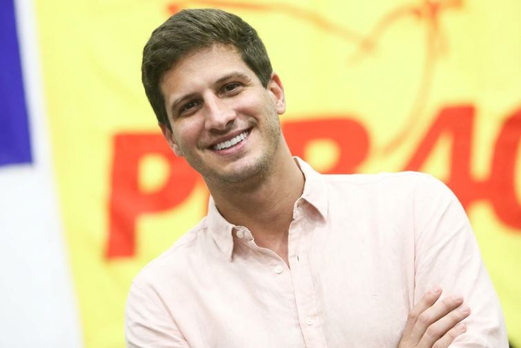 João Campos aparece com 55% das intenções de voto em cenário direto contra Raquel Lyra.