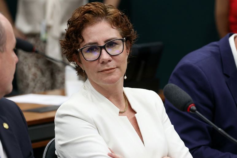 Julgamento sobre a extradição de Carla Zambelli foi suspenso e será retomado em Roma nesta quinta-feira.