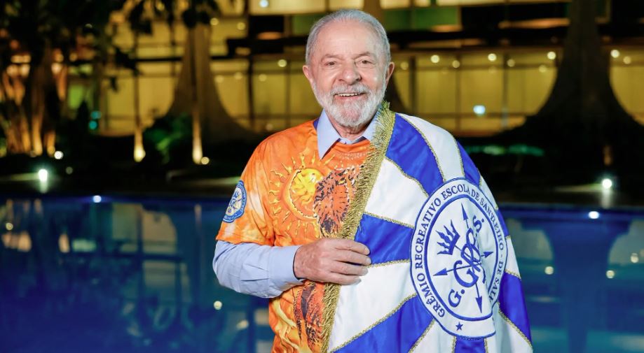 Justiça extinguiu ação que tentava impedir homenagem a Lula no desfile da Acadêmicos de Niterói.