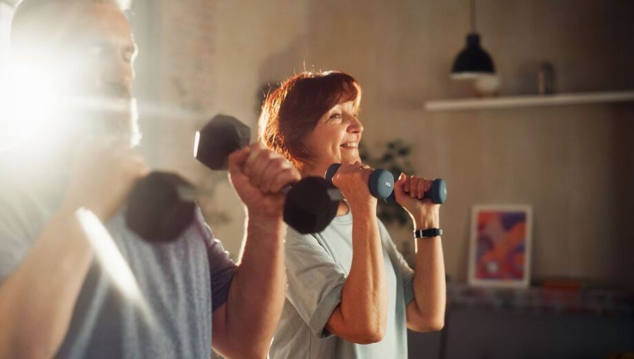 Estudo aponta que manter-se ativo na meia-idade e na velhice reduz risco de demência.