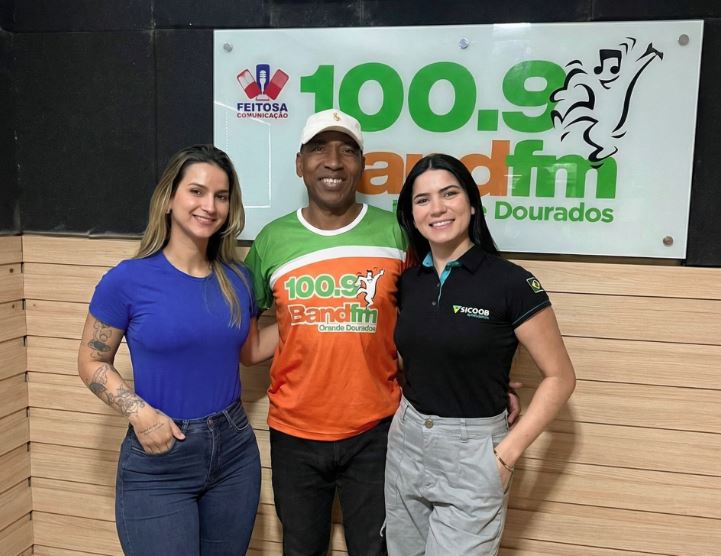 Equipe do Sicoob Fronteiras participa de entrevista na rádio 100,5 Band FM para divulgar a campanha Sicoob Premiado: Abra sua conta e ganhe, em Fátima do Sul.
