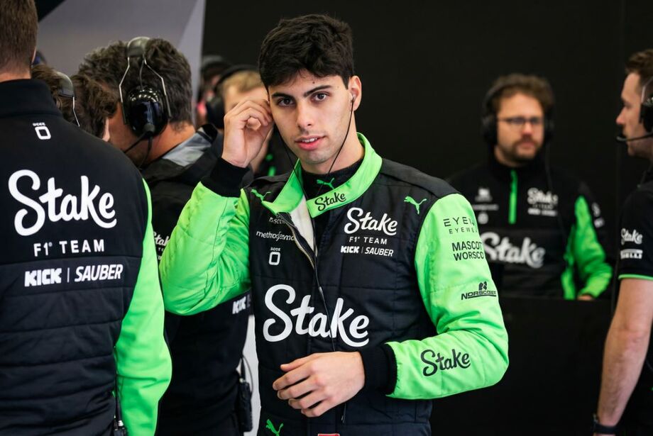 Gabriel Bortoleto durante testes da Fórmula 1 no Bahrein; brasileiro aponta dificuldades com novo procedimento de largada.