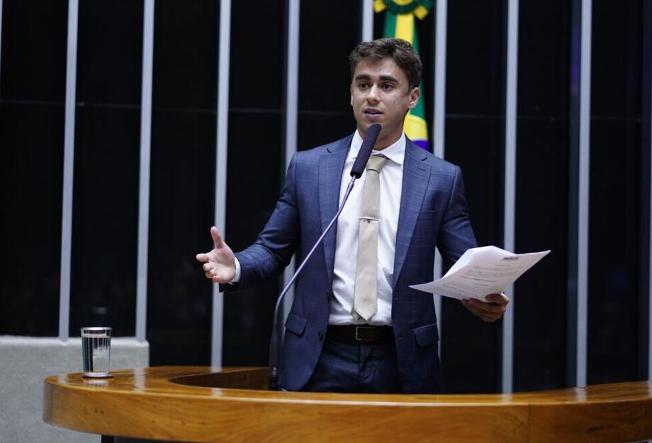 Nikolas Ferreira reafirma apoio a Flávio Bolsonaro e diz que participará da campanha presidencial no primeiro turno.