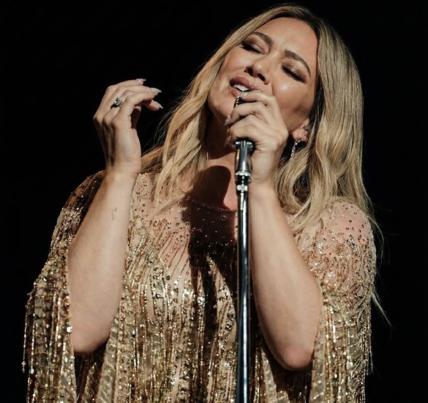 Hilary Duff retorna aos palcos com turnê internacional que começa em junho de 2026.