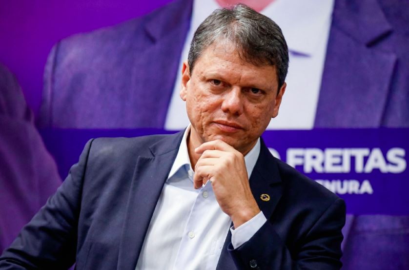 Tarcísio confirma que levou pedido de prisão domiciliar de Bolsonaro a ministros do STF.