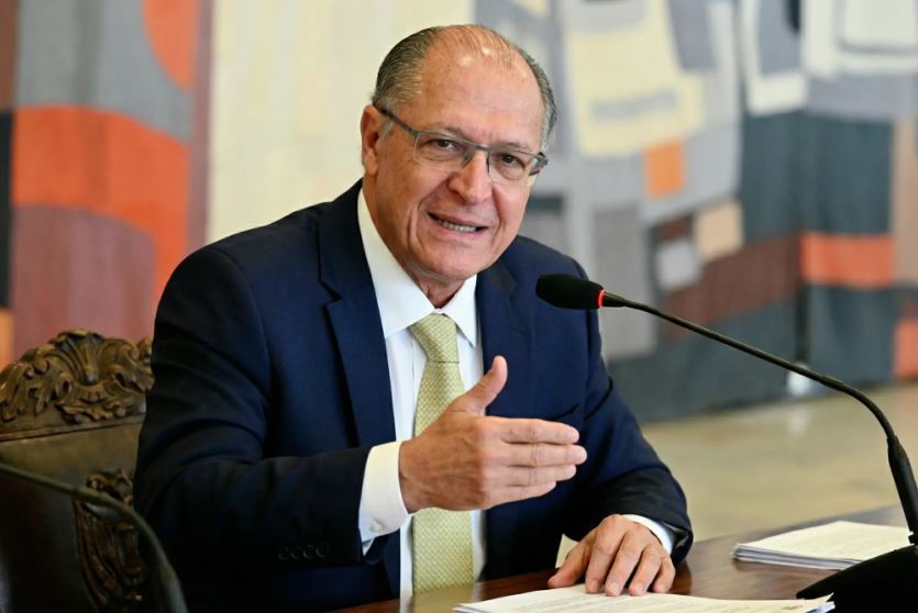 Alckmin diz que governo aguarda resposta da China sobre flexibilização da cota de carne para 2026.
