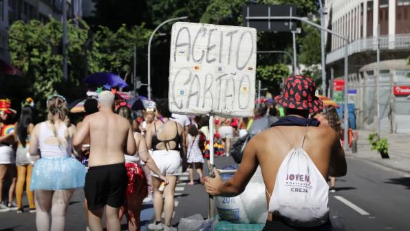 Formalização de ambulantes cresce às vésperas do carnaval, que deve movimentar R$ 18,6 bilhões no país.