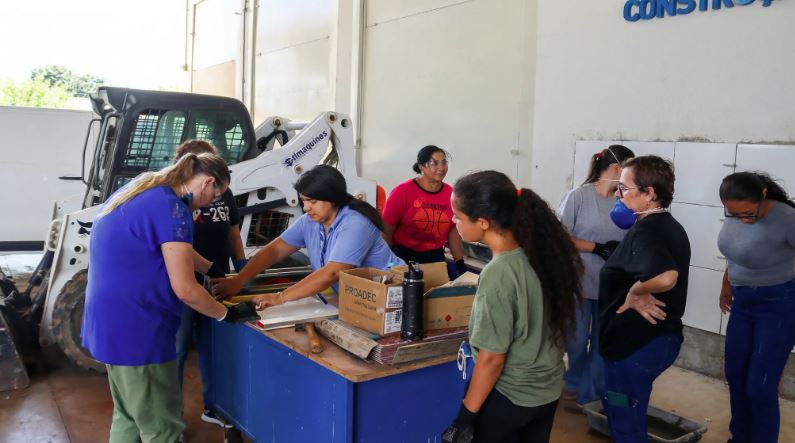 Projeto Elas Constroem oferece cursos gratuitos para ampliar presença feminina na construção civil em MS.