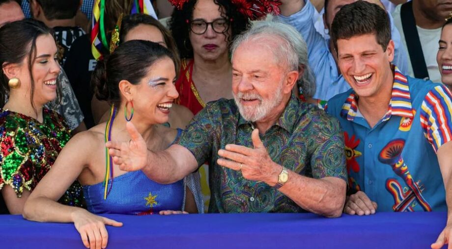 Lula acompanha desfile do Galo da Madrugada ao lado de João Campos e Raquel Lyra no Recife.