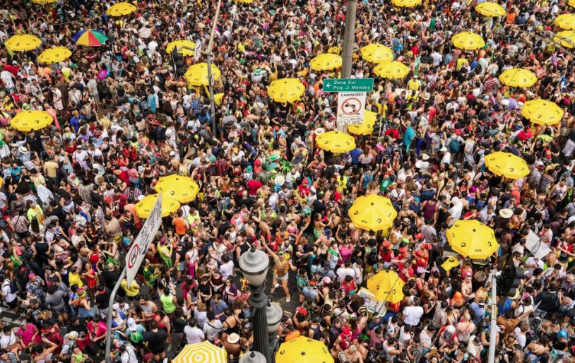 Foliões lotam o Centro de São Paulo durante desfile do bloco Tarado Ni Você.