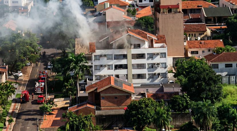 Bombeiros utilizaram cerca de 2 mil litros de água para controlar incêndio em apartamento no terceiro andar.