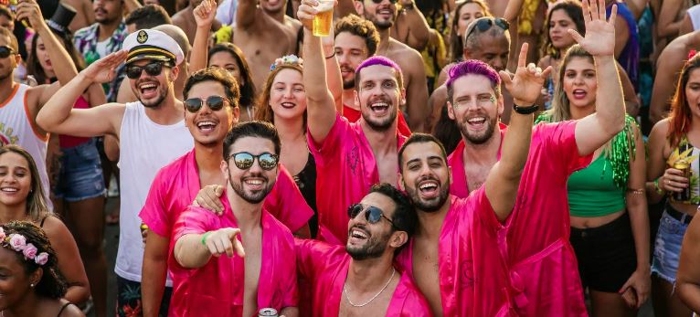 Bloco Agrada Gregos reúne público diverso e fantasias criativas no Parque do Ibirapuera.