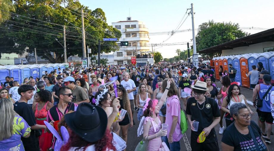 Equipes da SEMU levam campanha 'Não é Não' aos blocos e desfiles em Campo Grande.