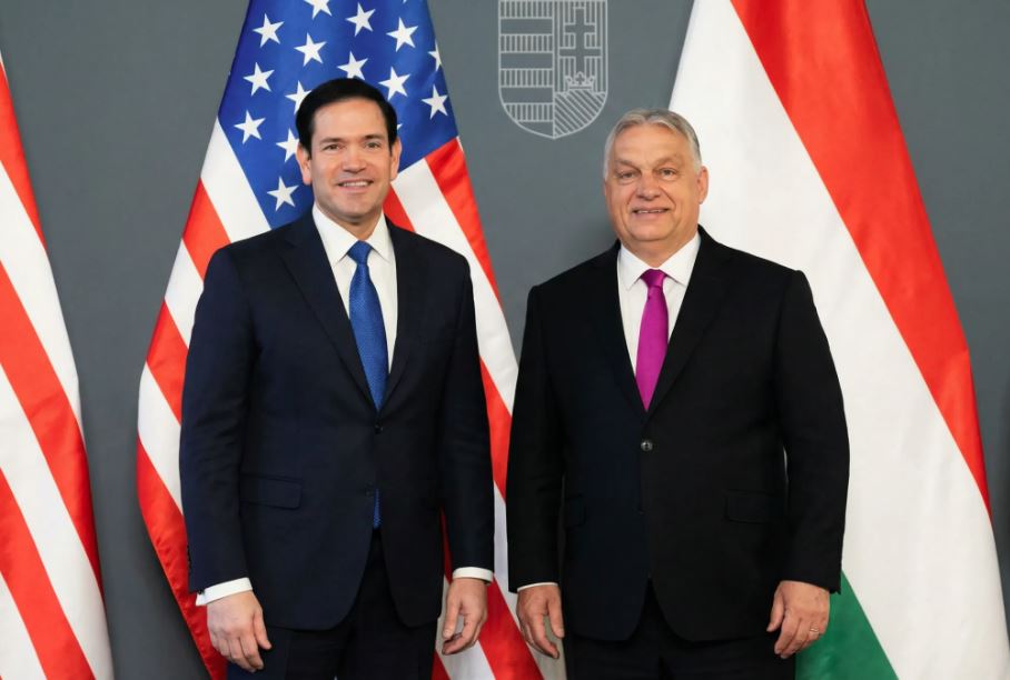 Marco Rubio declara apoio a Viktor Orbán durante visita oficial à Hungria às vésperas das eleições de abril.