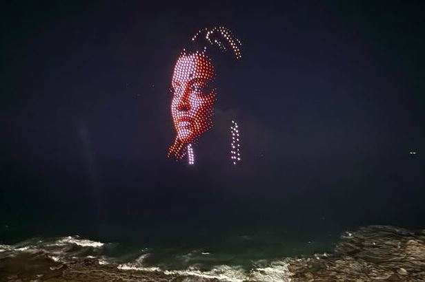 Drones projetam rosto de Preta Gil no céu de Salvador durante homenagem no carnaval.