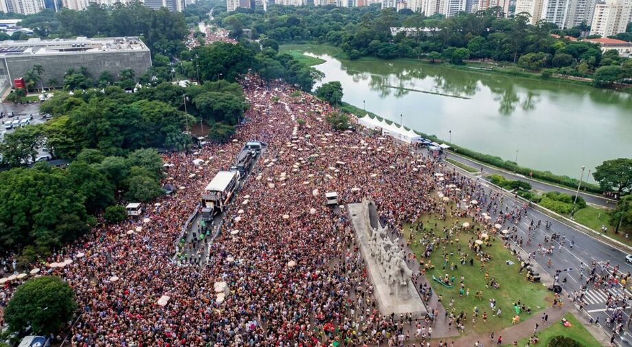 Foliões acompanham trio elétrico de Carol Biazin e Di Ferrero na Avenida Faria Lima, em São Paulo, nesta terça de carnaval.