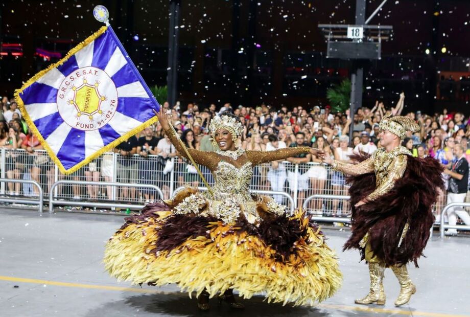 Acadêmicos do Tucuruvi durante desfile no Anhembi; escola conquistou o título do Acesso 1 e retorna ao Grupo Especial.