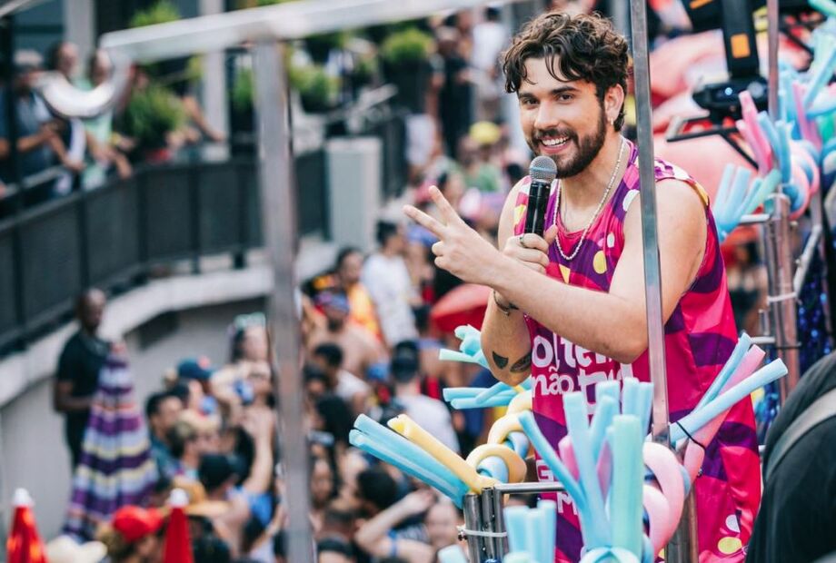 Policiais militares realizam teste de bafômetro em motoristas dos trios do bloco de Gustavo Mioto no Ibirapuera.