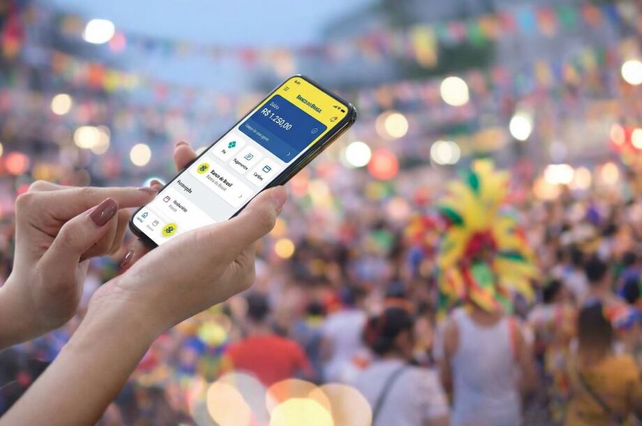 Uso do celular em blocos de carnaval exige atenção redobrada para evitar golpes financeiros.