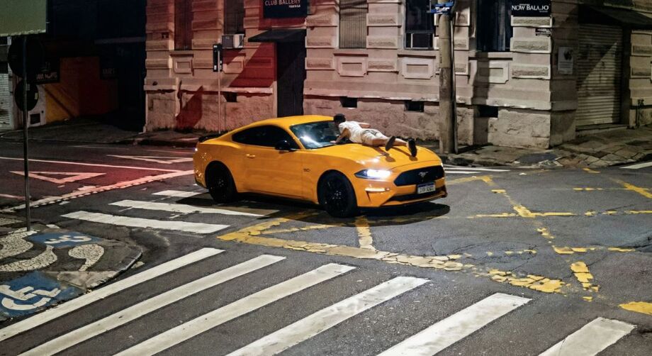 Motorista foi abordado pela GCM após ser flagrado dirigindo com mulher sobre o capô em Ponta Grossa.