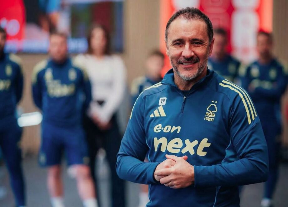 Vitor Pereira durante apresentação no Nottingham Forest; treinador estreia contra o Liverpool.