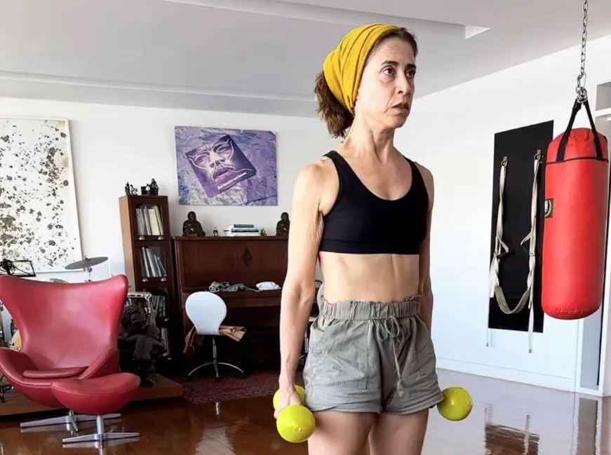 Fernanda Torres compartilha treino durante o carnaval e brinca com adereço nas redes sociais.