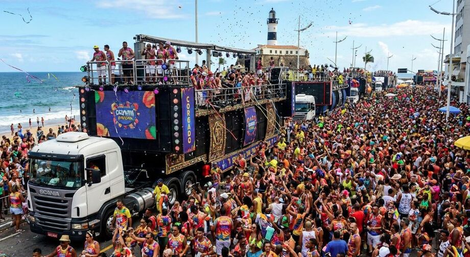 Retenções e sobreposição de trios geram críticas durante o Carnaval de Salvador.