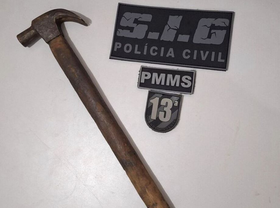 Homem foi preso por tentativa de feminicido usando um martelo.