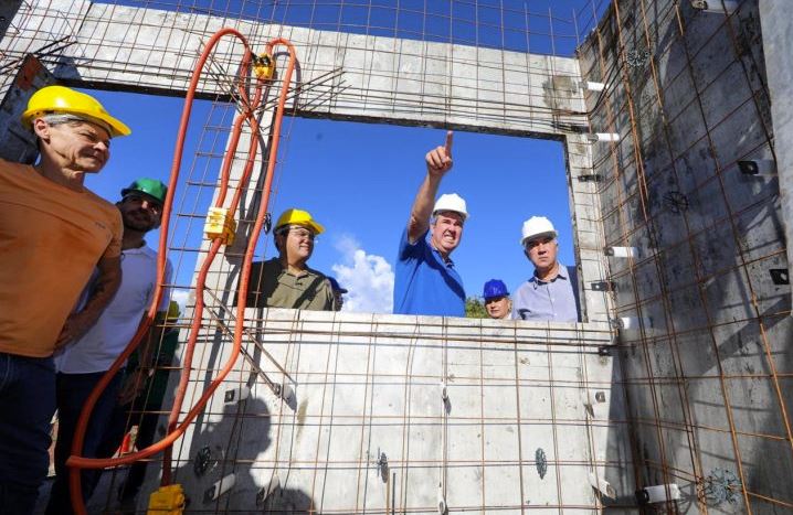 Governador Eduardo Riedel vistoria obras de infraestrutura e habitação em Corumbá.