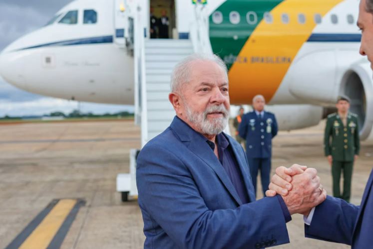 Lula embarca para a Índia para participar de cúpula sobre inteligência artificial e reunião com Narendra Modi.