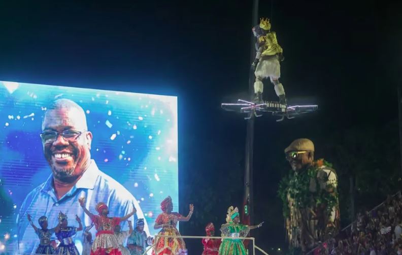 Integrante da comissão de frente da Portela sobrevoou a Sapucaí em drone, o que levou à notificação da Anac.