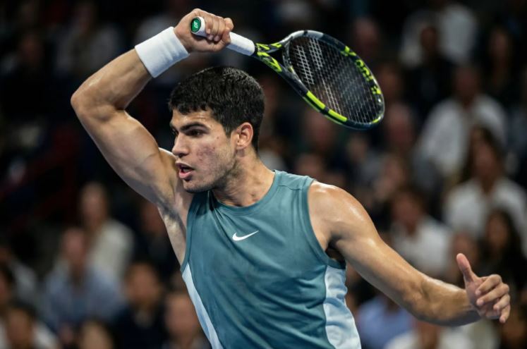 Carlos Alcaraz mantém invencibilidade na temporada e avança às oitavas em Doha.