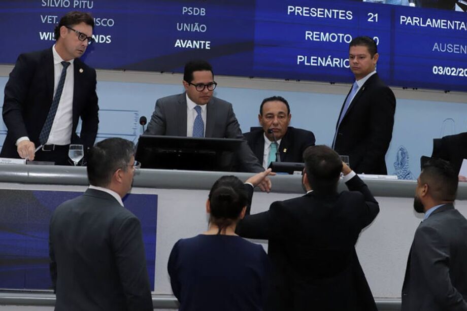 Vereadores analisam mudanças no Prodes e veto a projeto sobre publicidade em abrigos de ônibus na sessão desta quinta-feira.