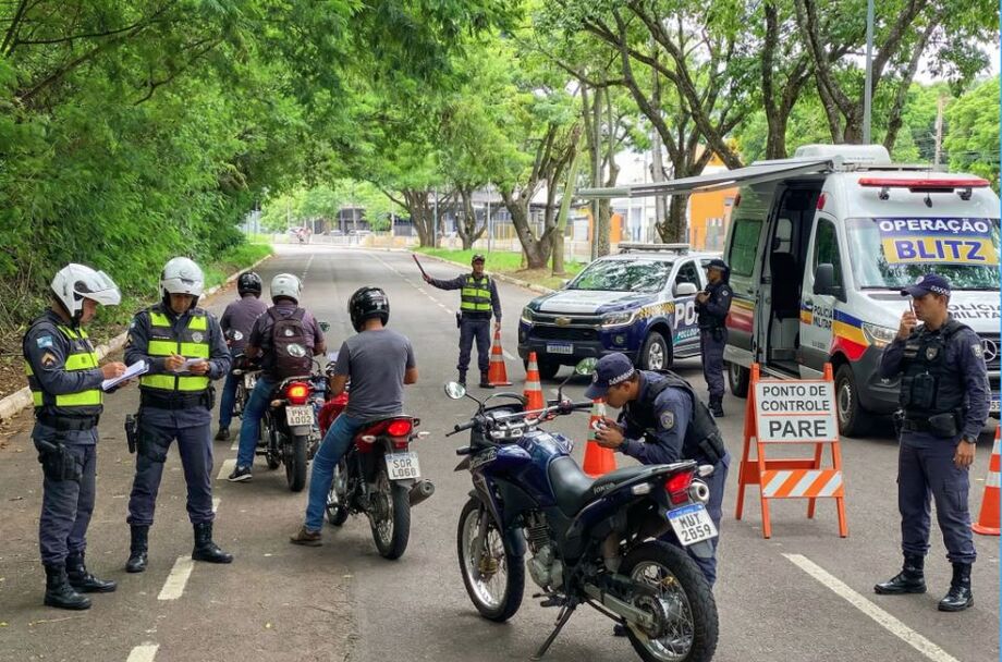 Blitz do BPMTran na Avenida Ricardo Brandão registrou 42 infrações e resultou na remoção de uma motocicleta irregular.