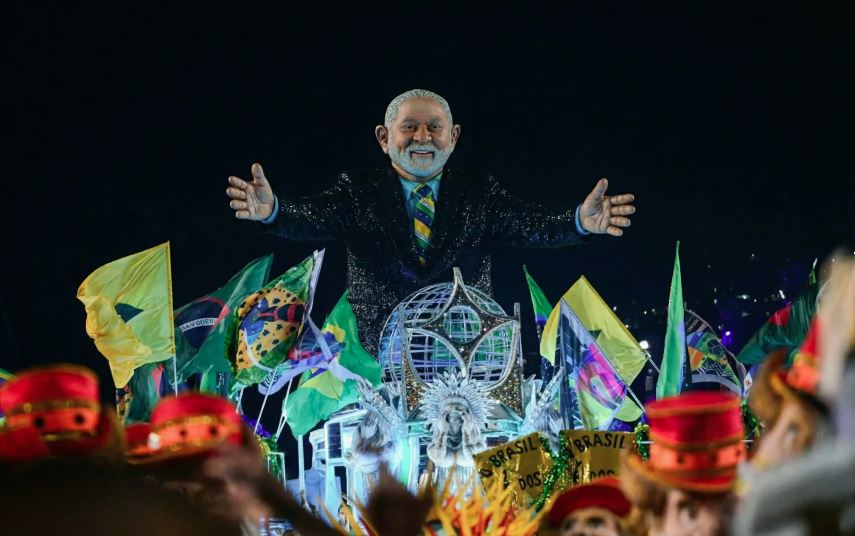 Projeto no Senado quer impedir uso de verba federal para homenagens a políticos em eventos culturais.