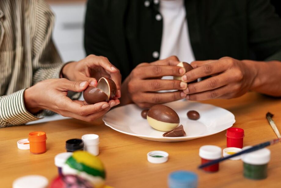 Maratona de Ovos de Páscoa oferece capacitação para moradores gerarem renda antes do feriado.