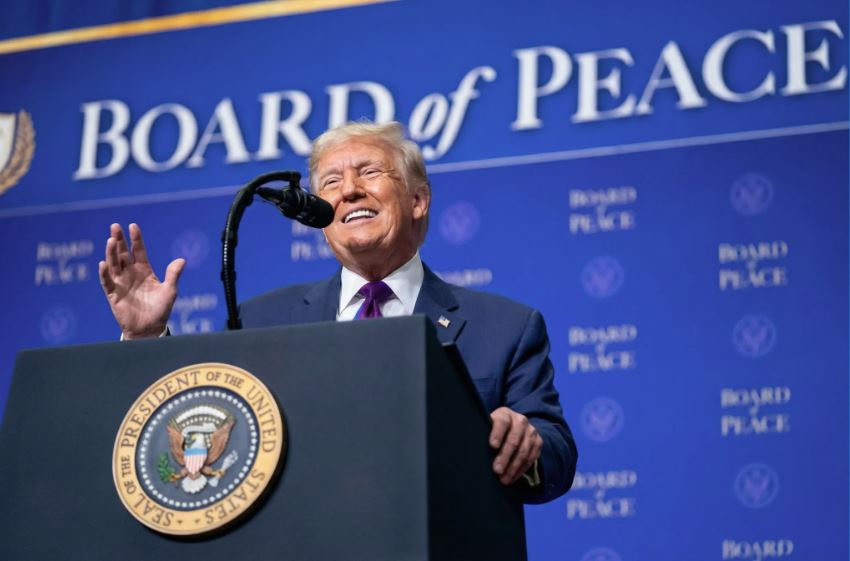 Donald Trump durante o lançamento do Conselho de Paz, em Washington, ao anunciar recursos para Gaza.