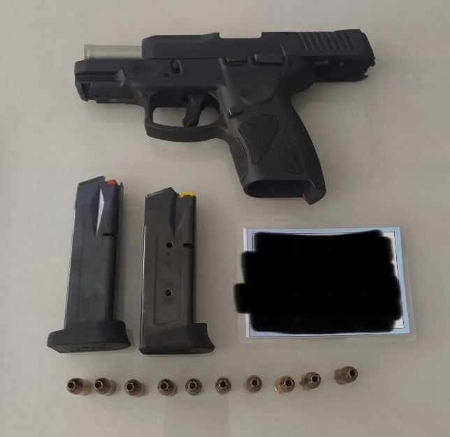 Polícia Civil cumpriu mandado no Carandá Bosque e apreendeu pistola na casa do investigado.